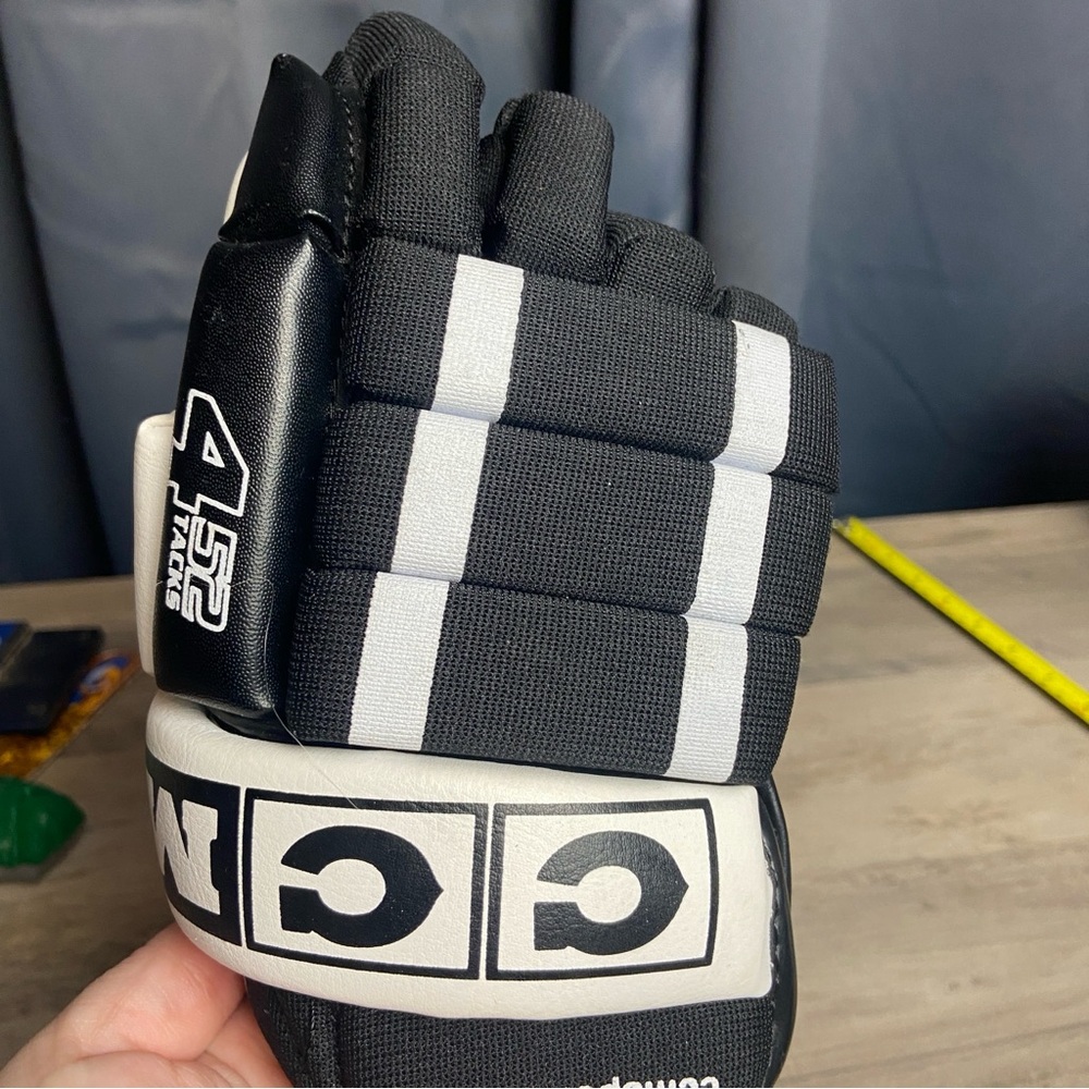 CCM‎ 452 Tacks, Black and White Hockey Glove, (1), Right Hand Glove, Small, 10” - Picture 4 of 9